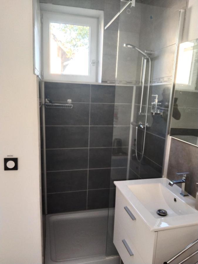 Chavanoz Cottage Calme Via Rhona Avec Piscine מראה חיצוני תמונה